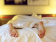 А ви це знали? Чому шкідливо спати на животі: До яких наслідків призводить улюблена поза для сну