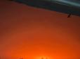 Небо над містом почервоніло: У Дніпрі пролунали вибухи (фото, відео)