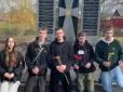 Вже змусили вибачитися: На Чернігівщині підлітки влаштували вечірку на меморіалі Героям (відео)