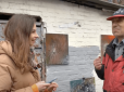 Коли в душі живе прекрасне: Київський двірник перетворив звичайний двір на галерею абстрактного мистецтва (відео)