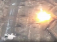 Неймовірні кадри бойової роботи штурмових загонів: Піхотинці ЗСУ за підтримки танка та БТР захоплюють позицію окупантів на Донбасі (відео)