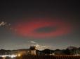Виглядало моторошно та нереально: У нічному небі над Італією з’явилося величезне червоне коло (фото)