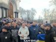 У Кам'янці-Подільському біля собору сталися сутички, прихильники ПЦУ ставлять намети (відео)