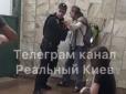 У київському метро поліція затримала чоловіка з дитиною: Перелякана дівчинка плакала та благала звільнити тата (відео)