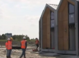 Двоповерховий дім зводять за п’ять хвилин: У Нідерландах будують унікальне містечко для українських біженців