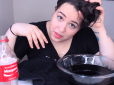Дівчина помила волосся кока-колою та похизувалась результатом (відео)