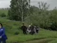 Поки Путін бомбить Україну: у Чувашії помер пацієнт, якого везли на тачці до швидкої, бо водій не ризикнув їхати хистким мостом (відео)