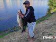 Сподівався на карасів: На одному з київських озер чоловік упіймав гігантську рибу (фото)