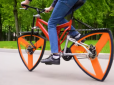 Українець, який винайшов велосипед з квадратними колесами, ускладнив задачу - зробив модель з трикутними колесами (відео)