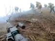 Герої тримають оборону і просуваються вперед: Український кулеметник показав бій на околицях Бахмута (відео)