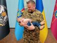 Залужний із немовлям: Офіцерка ЗСУ замилувала мережу зворушливим фото