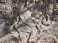 Древні подорожували в часі? Дослідники ламають голову, як гравюра із зображенням велосипеда тисячоліття тому потрапила в індуський храм (відео)