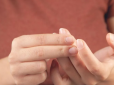 Чи шкідливо хрустіти пальцями - відповідь вас може здивувати