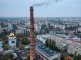 Шторм повалив 100-метровий димохід в Одесі, у місті масово відключили котельні (відео)
