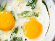 Для ідеальної яєчні не потрібна сковорідка - хитрий сніданок за 90 секунд