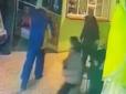 Спочатку чіплявся до дітей у магазині: На Харківщині чоловік облив компанію підлітків бензином та підпалив (відео)