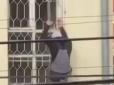 Неймовірна спритність: У Мукачеві чоловік втік із будівлі ТЦК через вікно на другому поверсі (відео)