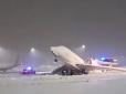 Мав летіти на саміт із глобального потепління: У Мюнхені пасажирський літак примерз до злітної смуги (фото)