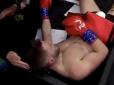 Приземлився прямо на суддівський стіл: Боксер випав із рингу після серії потужних ударів у другому раунді (відео)