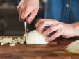 Допоможе шматочок хліба: Оригінальний метод нарізати цибулю без сліз