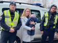 Дитина лежала на землі: У Києві поліція забрала немовля у матері-наркоманки, яка була 