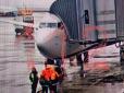 Бортпроводники та пасажири в паніці: В аеропорту Москви агресивна жінка заявила про бомбу в літаку