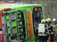 Багато людей поранені, в тому числі українки: У Німеччині перекинувся автобус з пасажирами (відео)