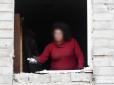 Стояла в розбитій квартирі та виправдовувала окупантів: У Харкові поліція відкрила справу проти проросійської мешканки