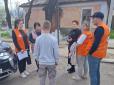 Вибігли з автоматами і заламали руки: На Одещині люди у військові формі 