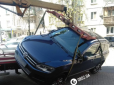 Не довезли: У Києві автівка порушника ПДР упала з евакуатора (фото)