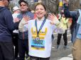 Пробігла 5 км: Юна українка, яка втратила ноги через обстріл РФ, взяла участь у Бостонському марафоні