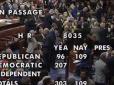 Попри порушення регламенту: Американські конгресмени під час голосування за схвалення допомоги Україні тримали у руках синьо-жовті прапорці (відео)