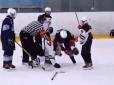Зламав ключку об голову: Російські діти влаштували жорстоку бійку під час хокейного матчу (відео)