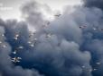 Білі птахи в зловісній чорній хмарі: Під час ліквідації наслідків ракетної атаки РФ по Одещині рятувальники побачили сотні пеліканів (фото)