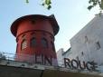 У культового паризького кабаре Мулен Руж у Парижі обвалилися лопаті знаменитого вітряка (відео)
