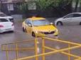 Рівень води сягає до бамперів автівок: У Москві затопило вулиці (відео)