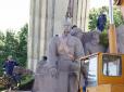 Нема чого прославляти: У Києві почали демонтувати монумент на честь Переяславської ради (фотофакти)