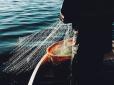 Прати було чимало чого: На Кременчуцькому морі заскочений за незаконним ловом рибалка кидався здобиччю у поліцейських. Відважні копи витримали 
