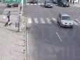 Бив прямо посеред вулиці: У Дніпрі затримали чоловіка, який нападав на жінок (відео)