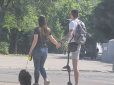 Чоловік на протезі гуляє містом з коханою: У мережі знайшли пару, яка зачарувала українців