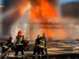 Давно такого не було: Понад добу на Київщині триває ліквідація пожежі, яку спричинила ворожа повітряна атаки (фотофакти)