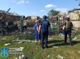 Пряме влучання у будинок: Росіяни завдали авіаудару під Ізюмом, є постраждалі (фото)