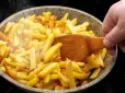 А ви це знали? Навіщо досвідчені кулінари додають борошно під час смаження картоплі