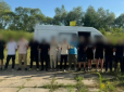 План втечі провалився: ДПСУ затримала автобус із 17 ухилянтами за 200 метрів від кордону з Угорщиною