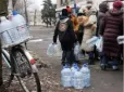 Чи такого хотіли? На окупованому Донбасі люди б’ються за воду, що непридатна навіть для прання