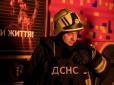 У Києві після повітряної атаки горить житлова багатоповерхівка