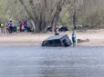 У столиці водій втопив джип у Дніпрі (відео)