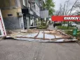 Водій у авто поруч ледь врятувався: Буревій у Харкові зірвав дах із багатоповерхівки (відео)