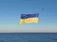 З Днем прапора, Україно! Морські прикордонники розгорнули величезний державний стяг над Чорним морем