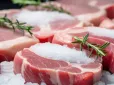 Помилка на кухні, яку роблять майже всі: Як миття сирого м'яса отруює вашу оселю